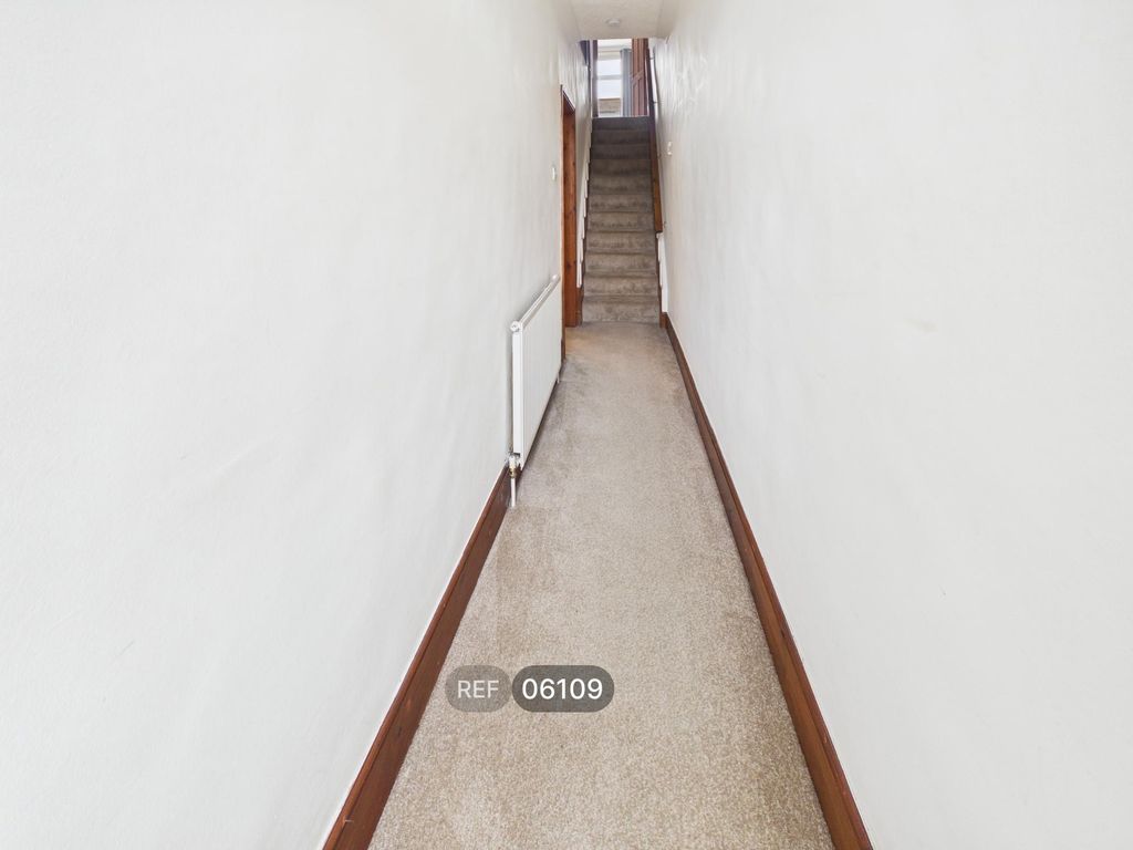 Property photo 3 of 14 Hallway