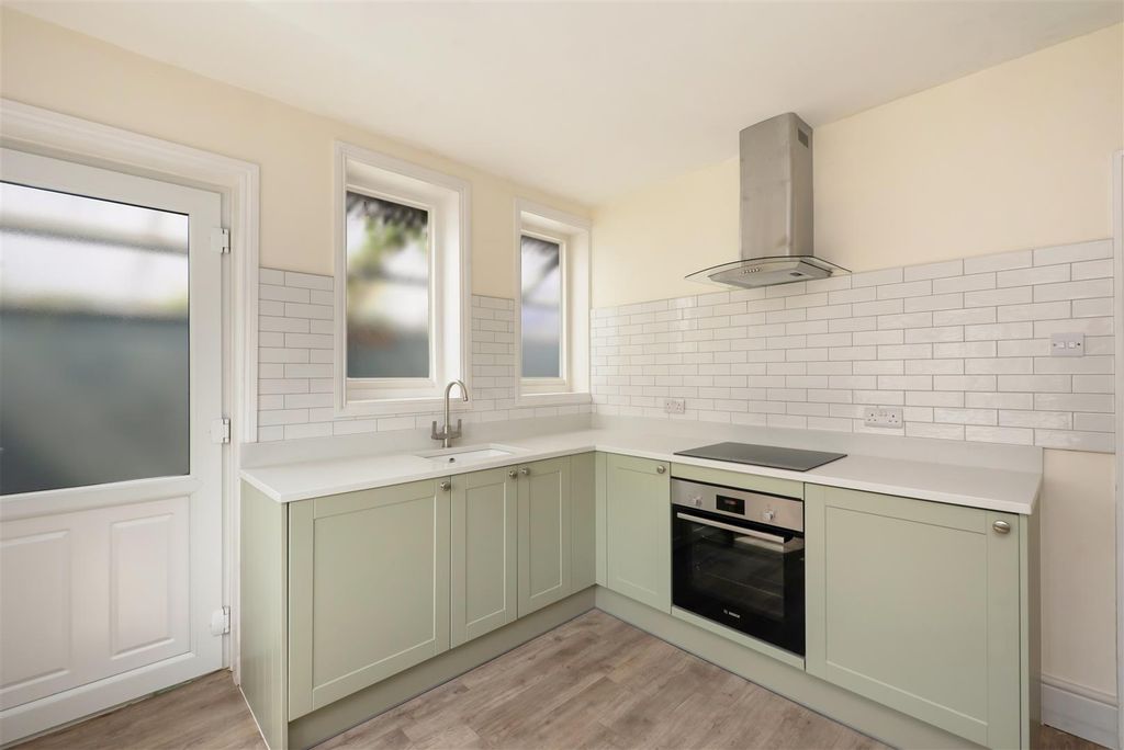 Property photo 2 of 14 Cromwell Road, Whitstable