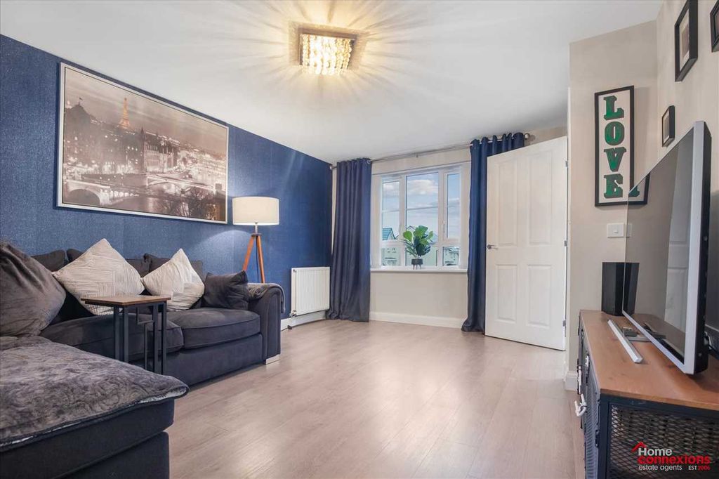 Property photo 2 of 33 Lounge (1)