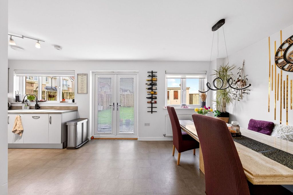 Property photo 3 of 33 Dining Kitchen