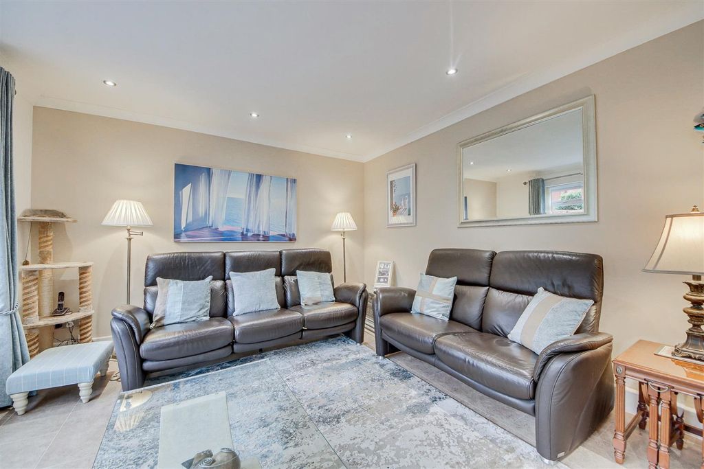 Property photo 3 of 66 4376944