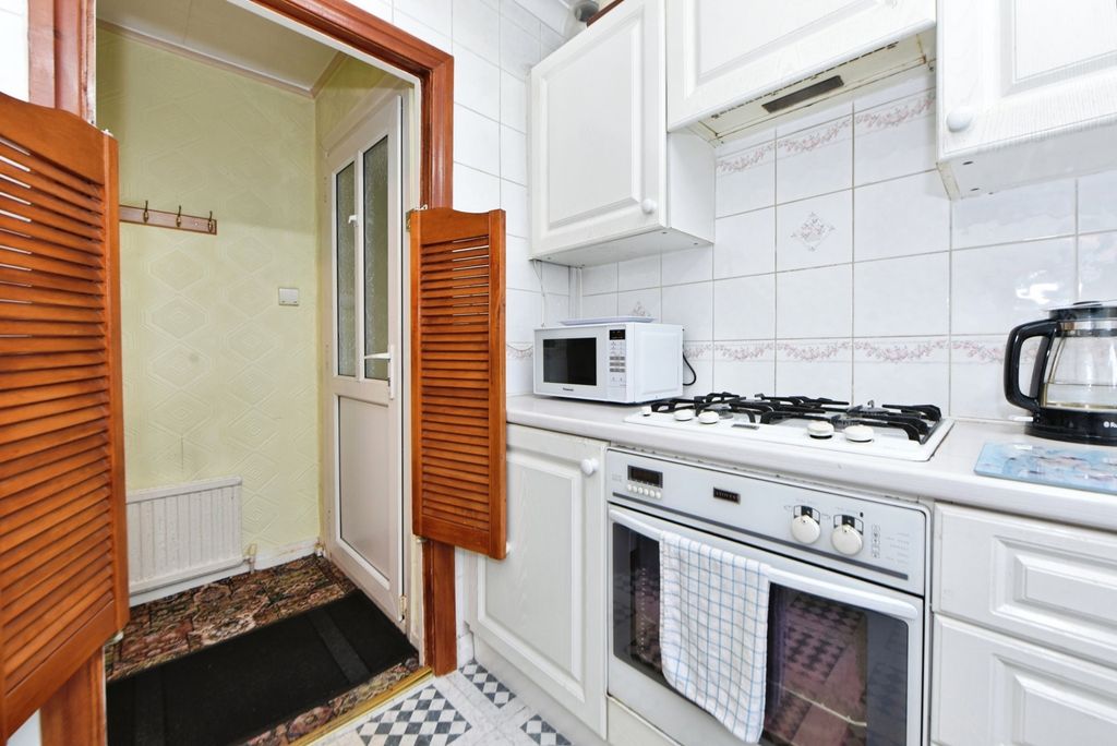 Property photo 3 of 18 Kitchen