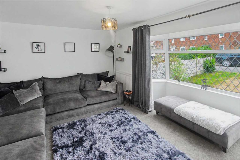 Property photo 3 of 28 Lounge