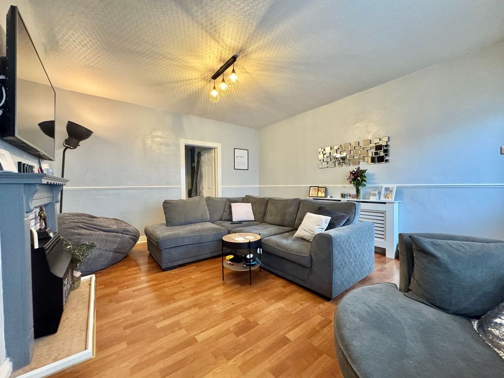 Property photo 3 of 15 Lounge