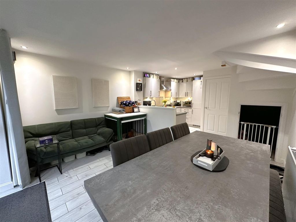 Property photo 2 of 20 Open-Plan Living/Dining Kitchen 497