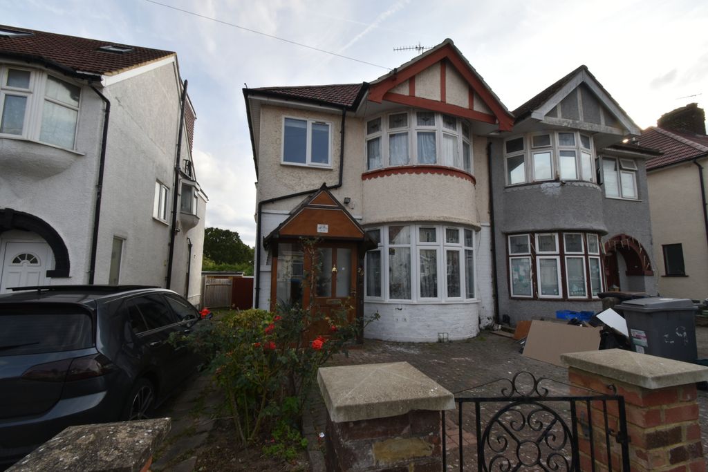 Property photo 1 of 10 For Sale – Four-Bedroom Semi-Detached House – Chestnut Grove, Ha0