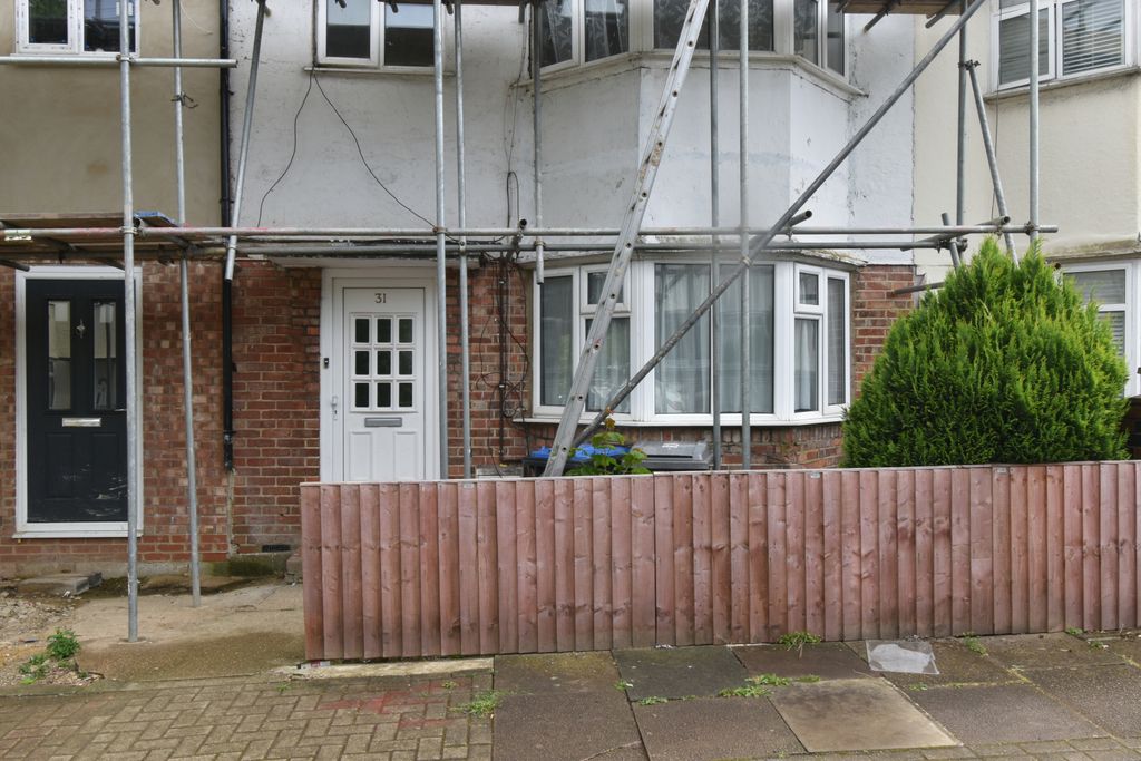 Property photo 1 of 10 Spacious 3 Bedroom Semi-Detached House To Rent Â€“ Brent Way, Ha9