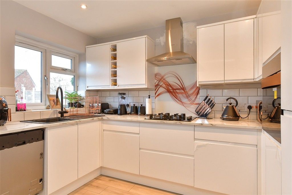 Property photo 3 of 8 Kitchen