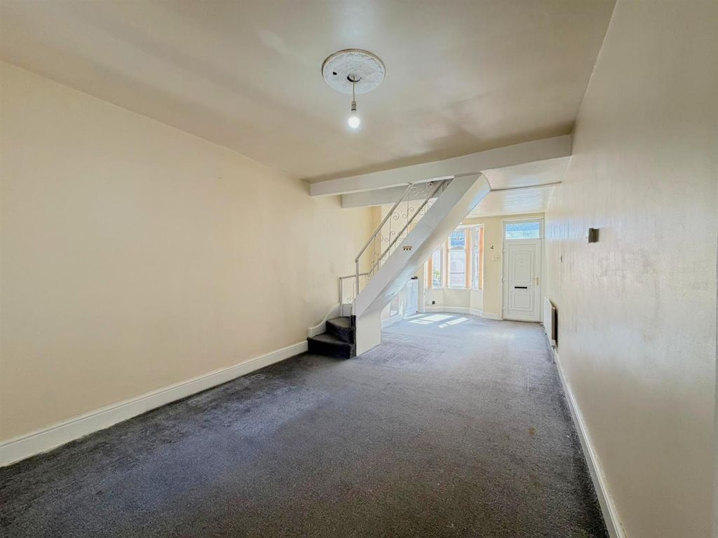 Property photo 3 of 12 Through Lounge
