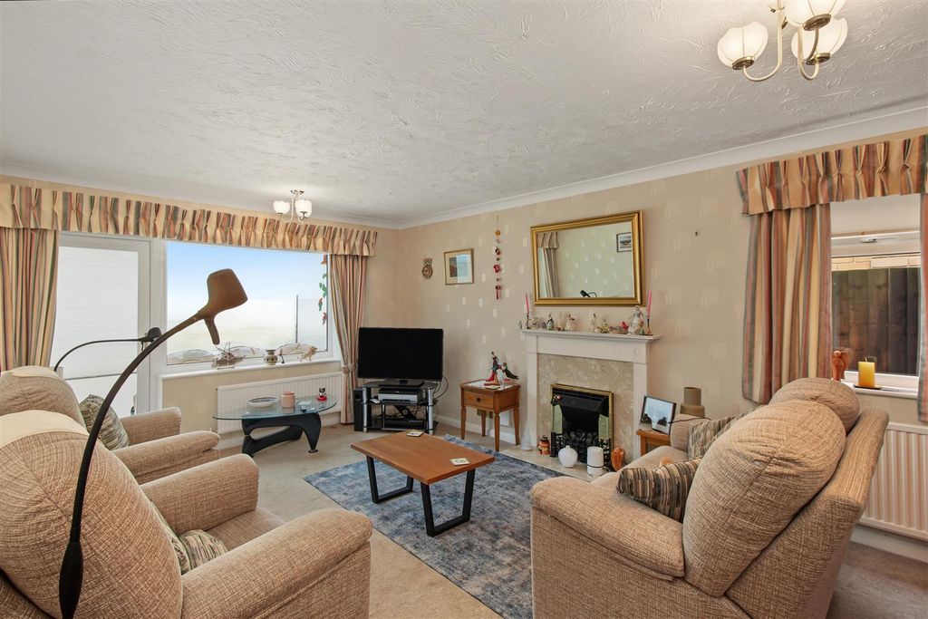Property photo 3 of 14 Lounge