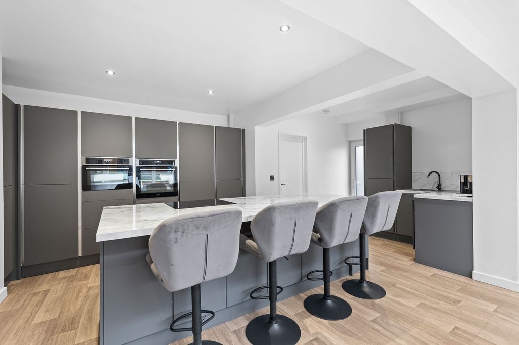 Property photo 2 of 37