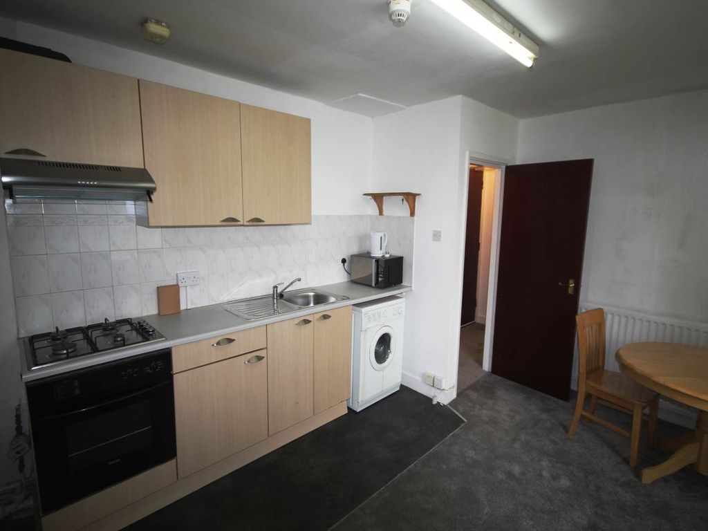 Property photo 3 of 6 Kitchen