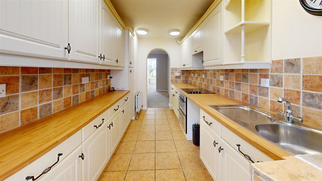 Property photo 3 of 11 Kitchen