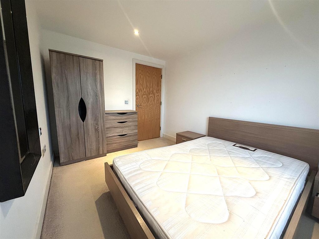 Property photo 3 of 8 Bedroom .Jpeg