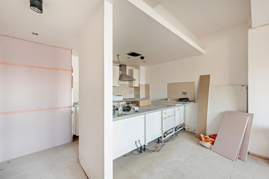 Property photo 3 of 6 8671004-Interior02-800.Jpg