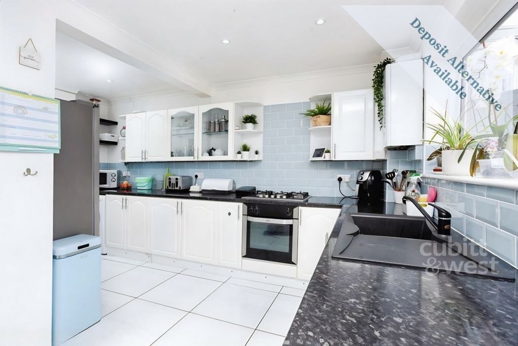 Property photo 3 of 18 Kitchen