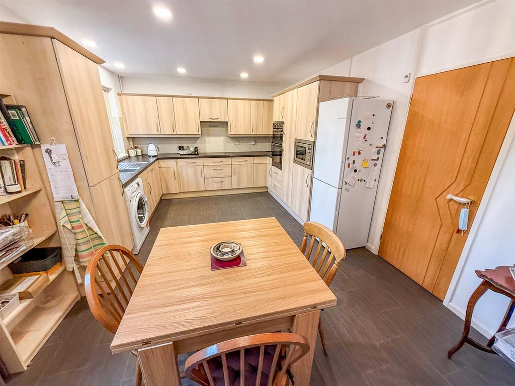 Property photo 3 of 18 Kitchen