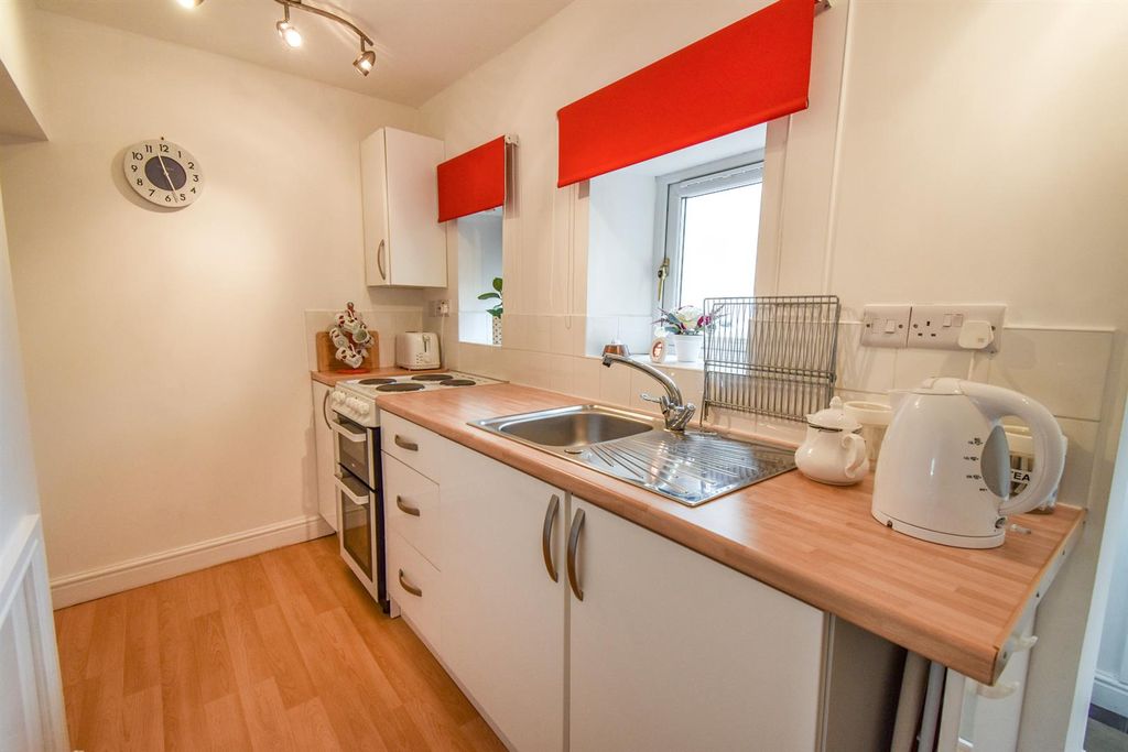 Property photo 3 of 11 Kitchen