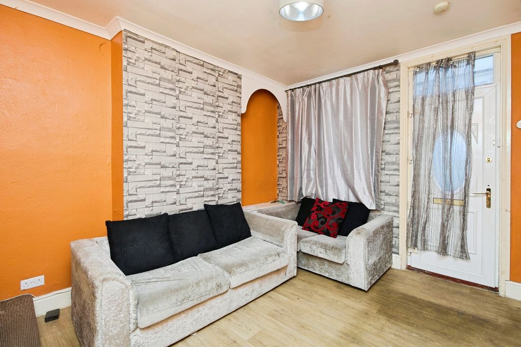 Property photo 3 of 17 Lounge