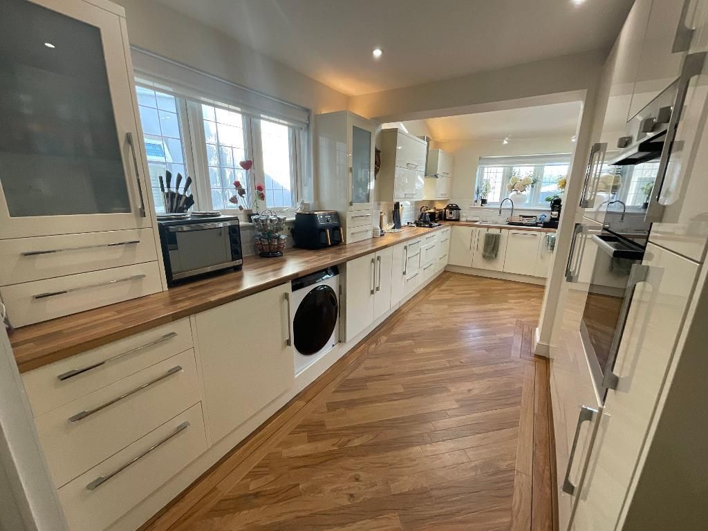Property photo 2 of 27 Kitchen/Dining/Familyroom: 22'8X19'6