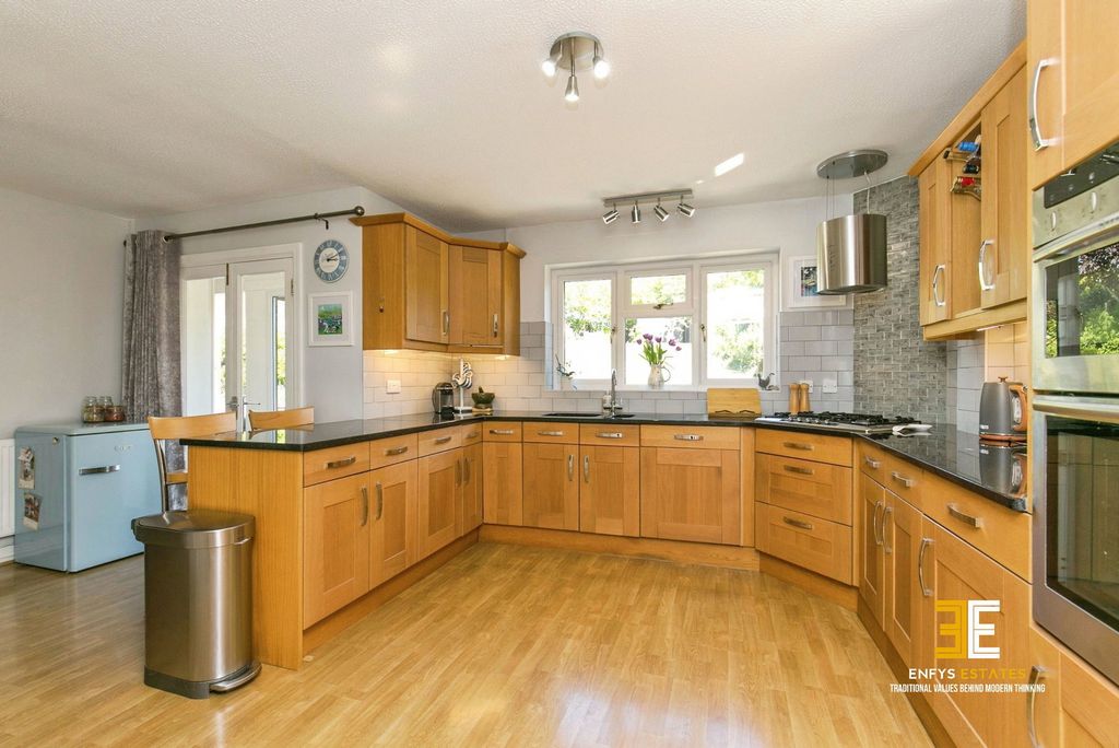 Property photo 3 of 31