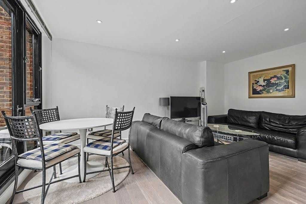 Property photo 3 of 16 Lounge/ Dine