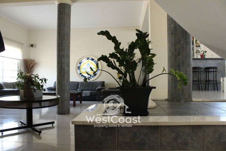 Property photo 2 of 27