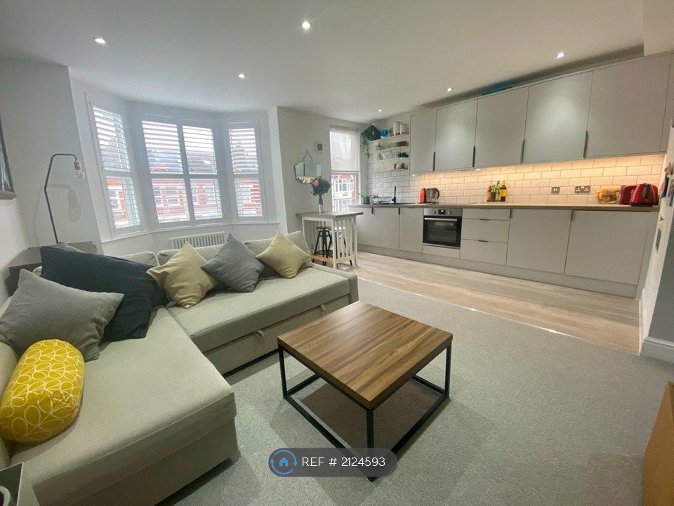 Property photo 1 of 9 Living Room/Kitchen