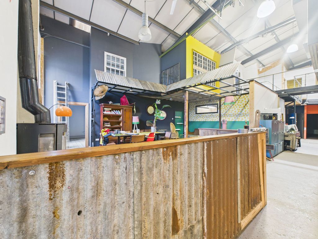 Property photo 2 of 32