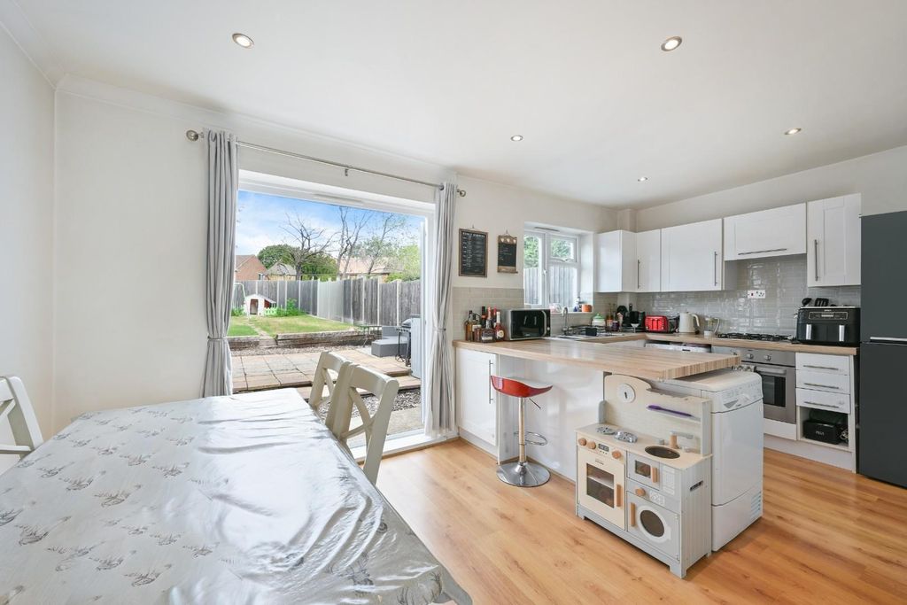 Property photo 3 of 14 Merton Gardens