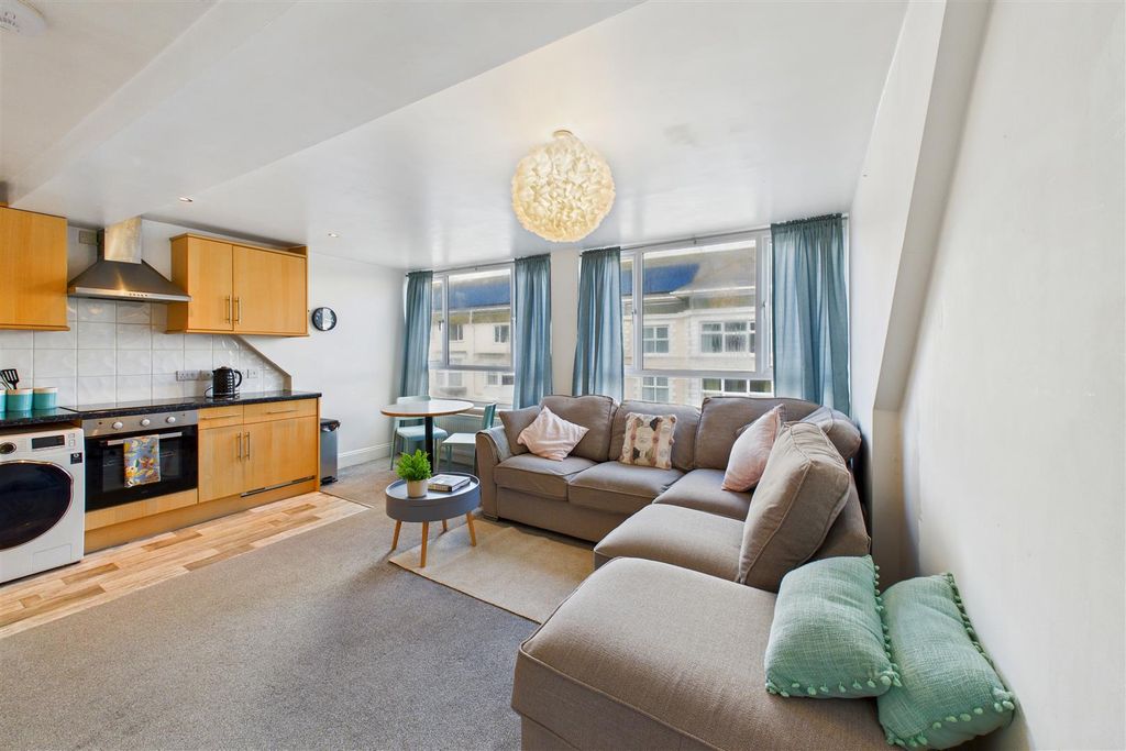 Property photo 2 of 8 Lounge/Kitchen/Diner