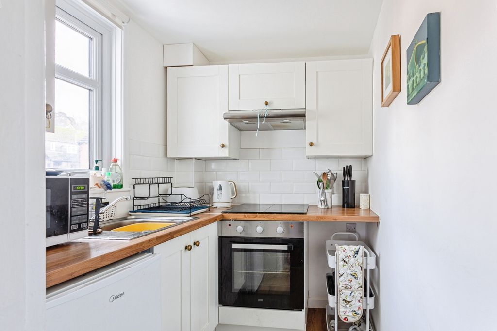 Property photo 2 of 8 Kitchen
