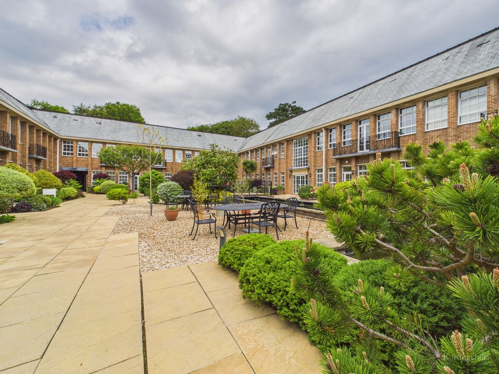 Property photo 2 of 14 Communal Gardens