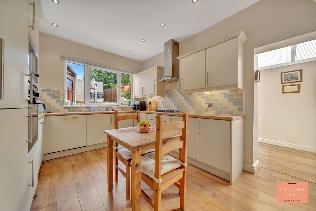 Property photo 3 of 37