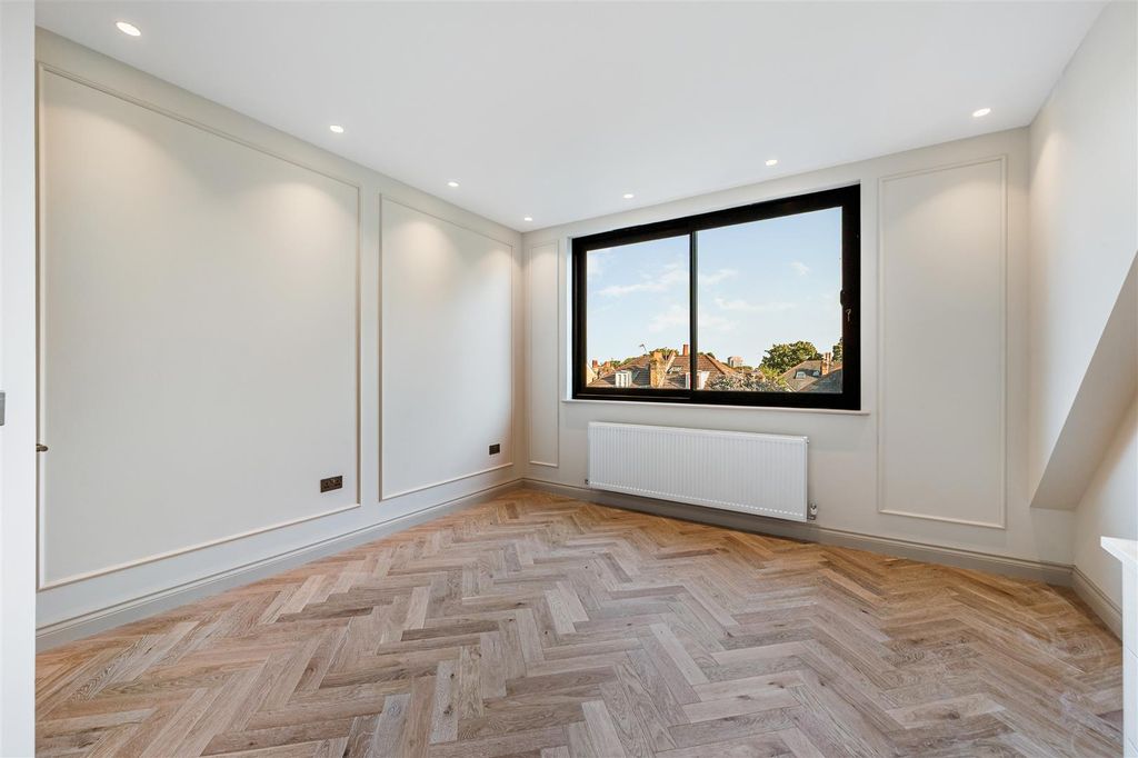 Property photo 3 of 9 F6, 32 Creffield Road (2).Jpg