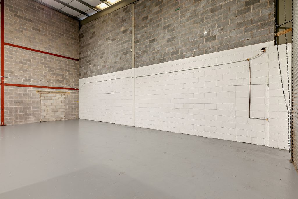Property photo 3 of 15 8662560-Interior04-800