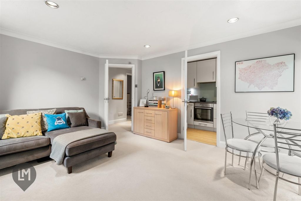 Property photo 1 of 7 Living/Dining Room