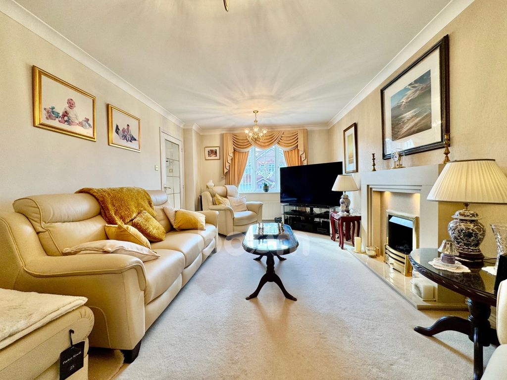 Property photo 3 of 32 Glen Court, Dalry Lounge