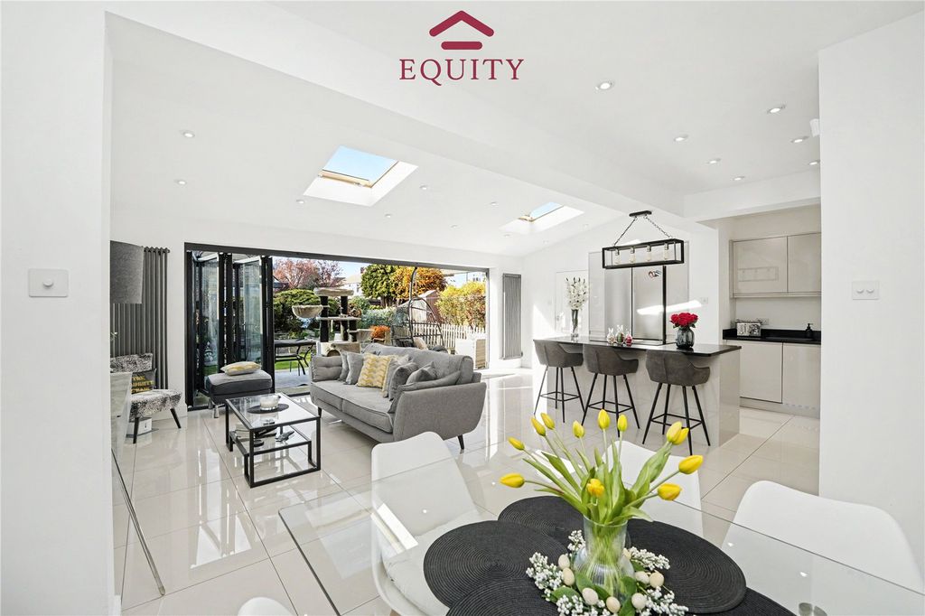 Property photo 2 of 43 Picture No. 18