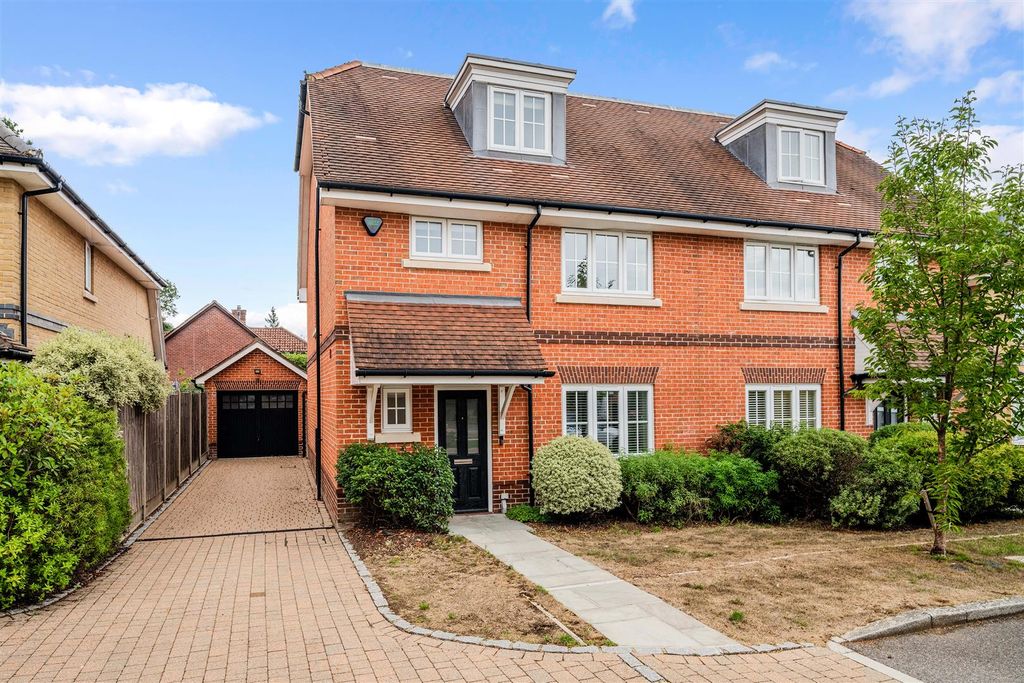 Property photo 1 of 25 White Lodge Close, 8 (30).Jpg
