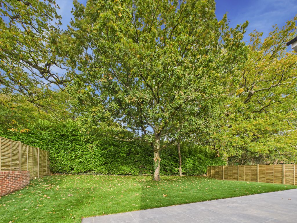 Property photo 2 of 34 Cam05068G0-Pr0057-Still009