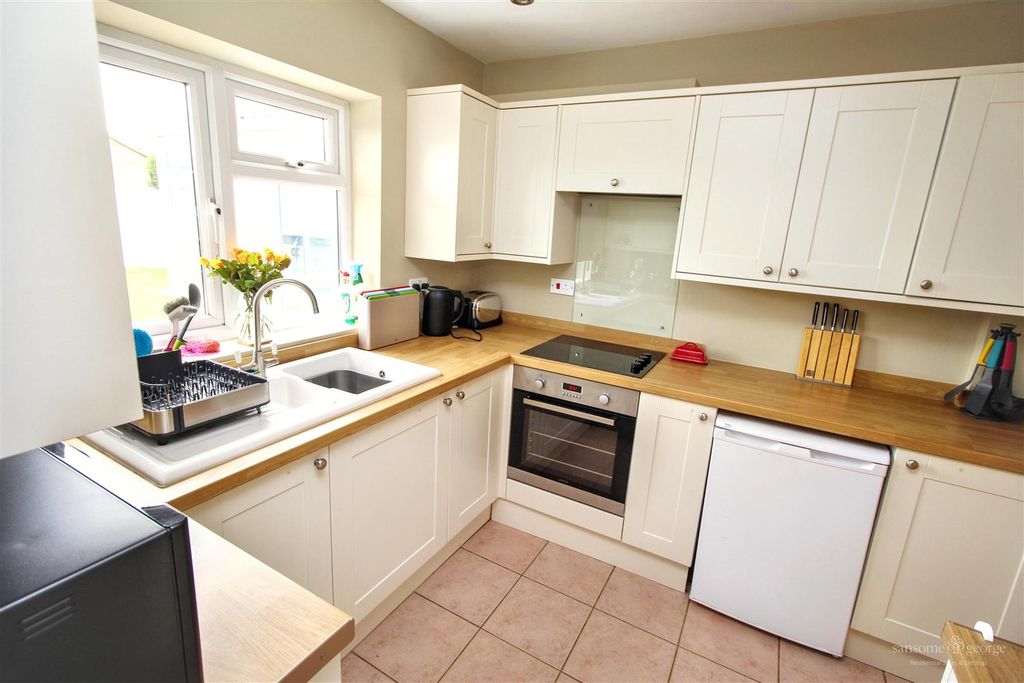 Property photo 3 of 18 Kitchen