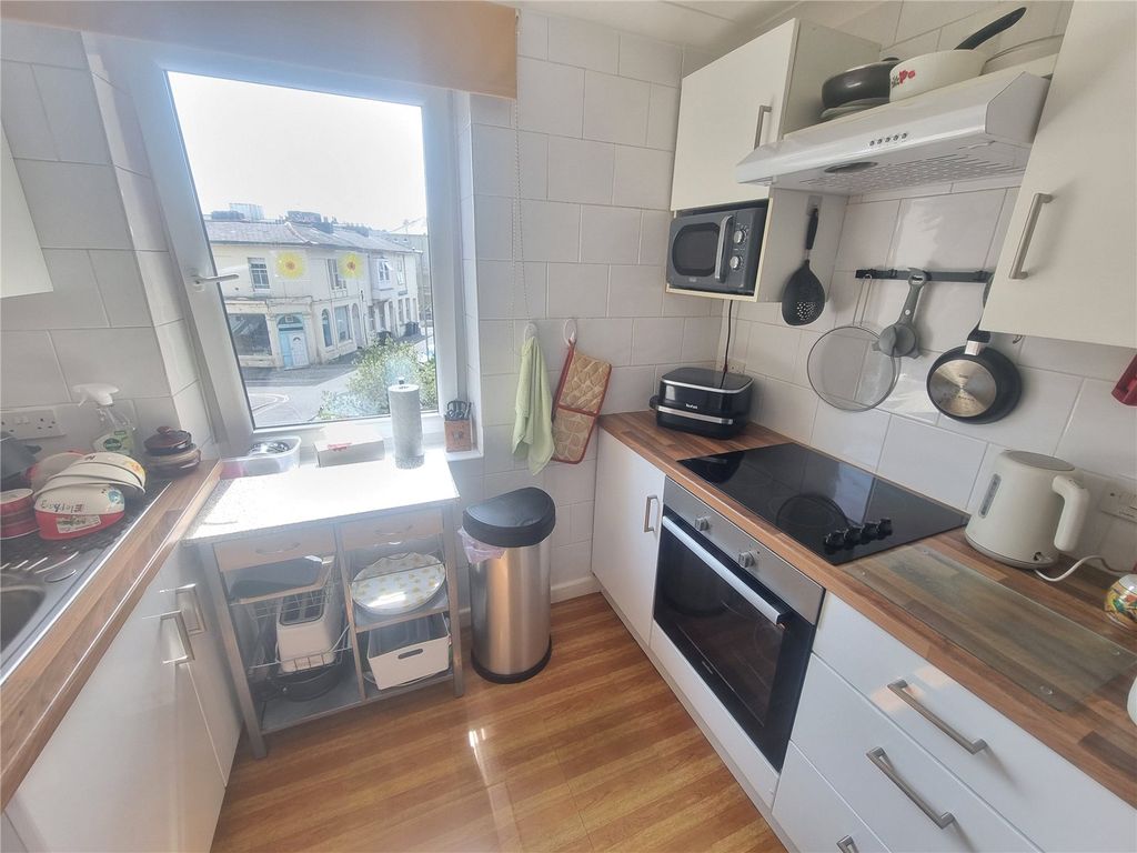 Property photo 3 of 10 Kitchen