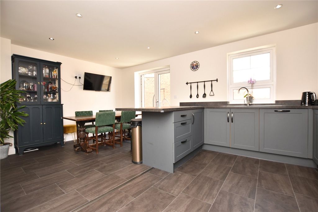 Property photo 2 of 17 Picture No. 27