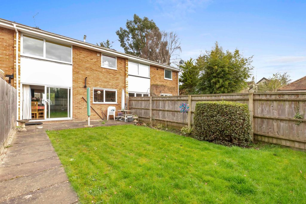 Property photo 2 of 15 26 Dedmere Court, Sl7 1Pl (Low Res)-11