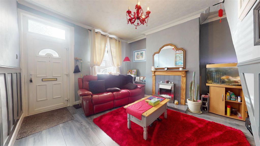 Property photo 3 of 15 Juddfield Street Living Room