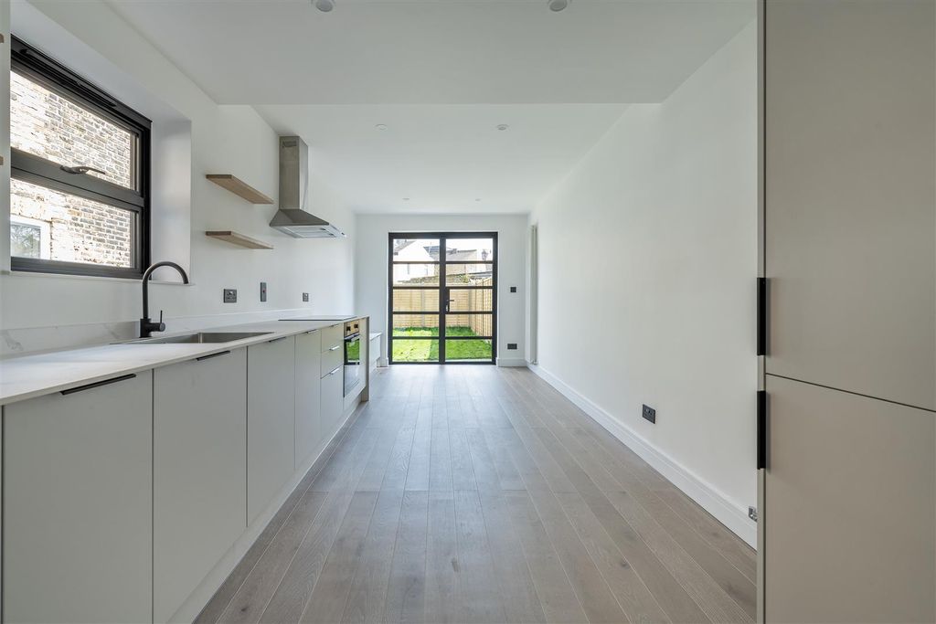 Property photo 2 of 20 Goodall Road, E11
