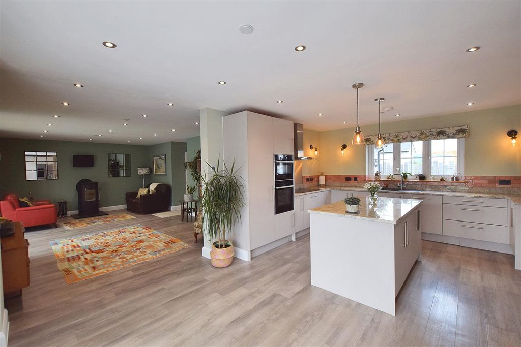 Property photo 3 of 31 Kitchen/Reception Room
