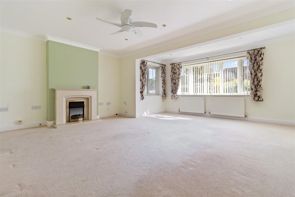 Property photo 2 of 17 5A Tamarisk Way_005.Jpg