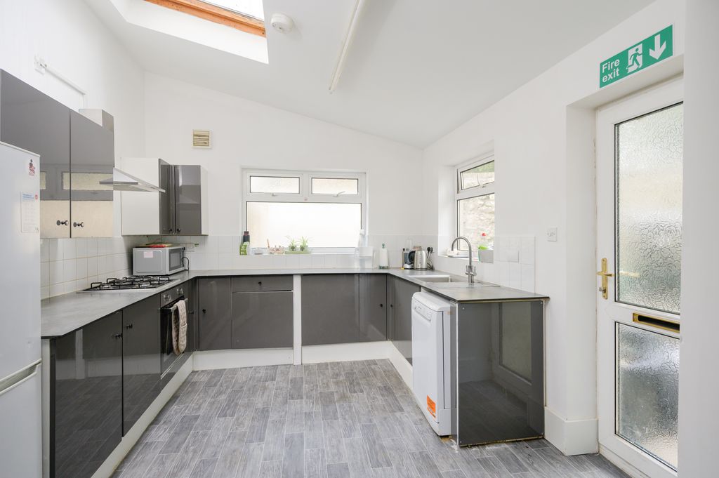 Property photo 3 of 22 2 Newbridge Road-15